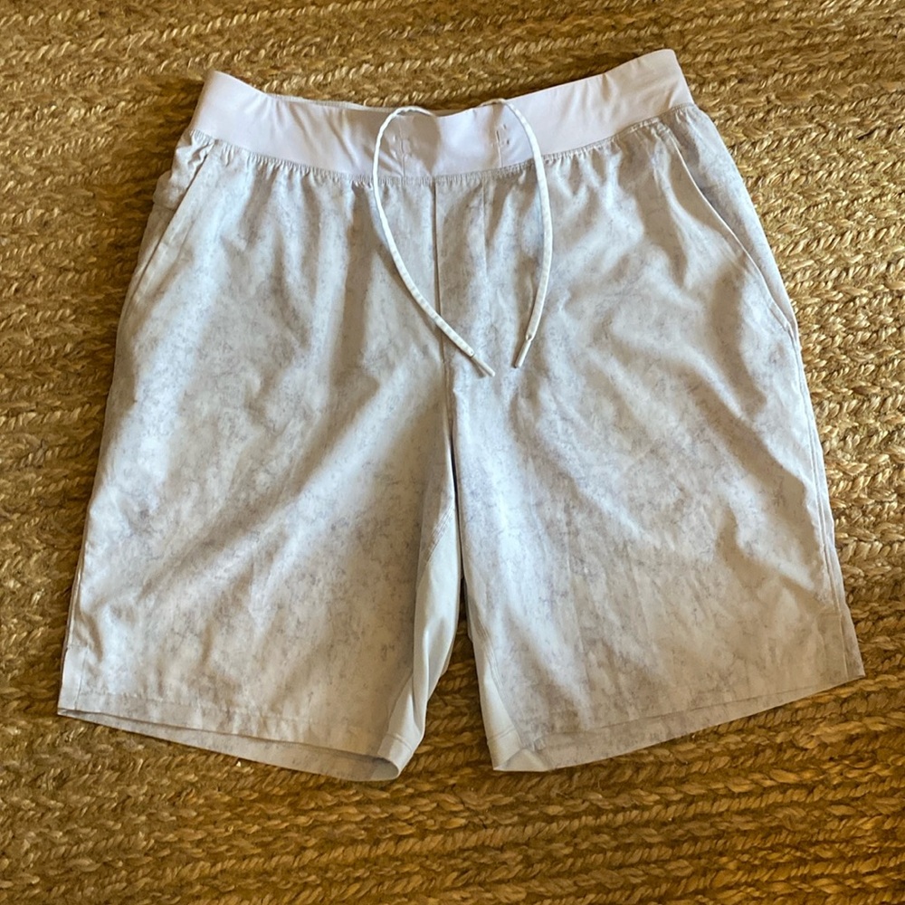 Lululemon T.H.E short L 9in white/gray Unlined